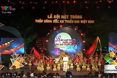 Vizestaatspräsidentin Dang Thi Ngoc Thinh nimmt an Mondfest für Kinder teil - ảnh 1